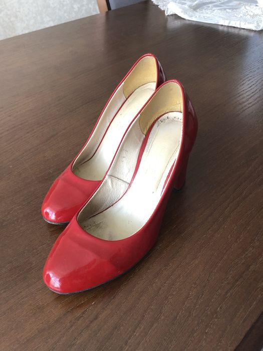 Продам туфлі……….