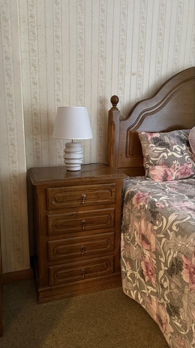 Conjunto de Quarto em Madeira - cama, roupeiro, duas mesas de cabeceira, uma cómoda