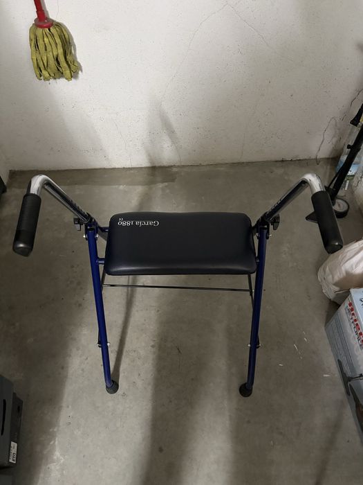 Andarilho de 2 rodas e com assento