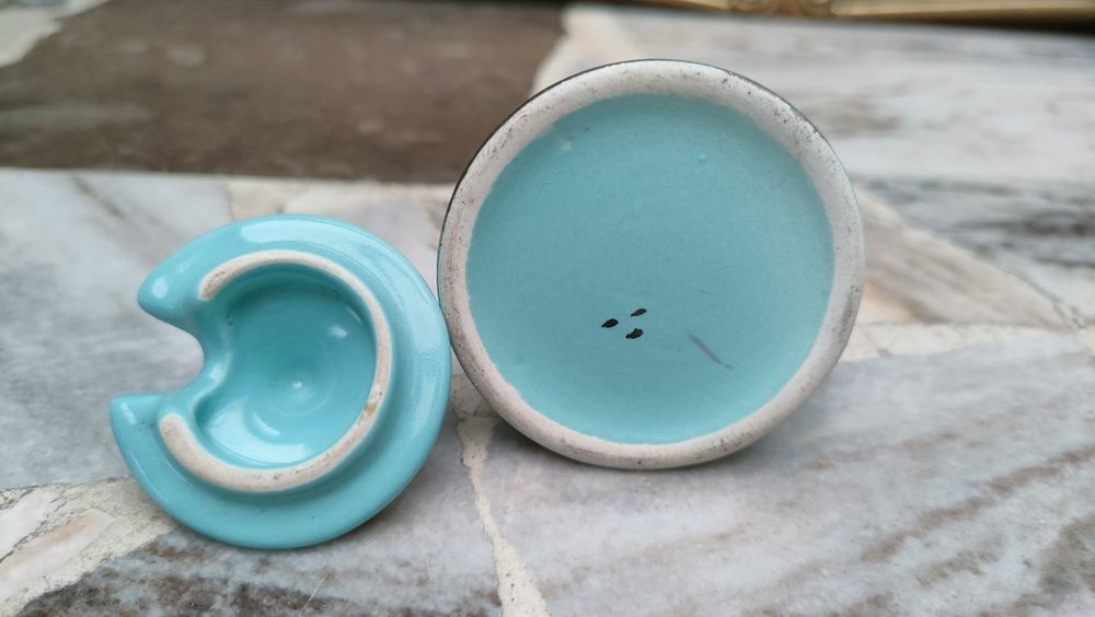 Maleńki porcelanowy przyprawnik, pojemniczek z pokrywką
