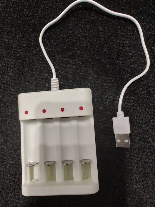 Ładowarka akumulatorów AAA / AA