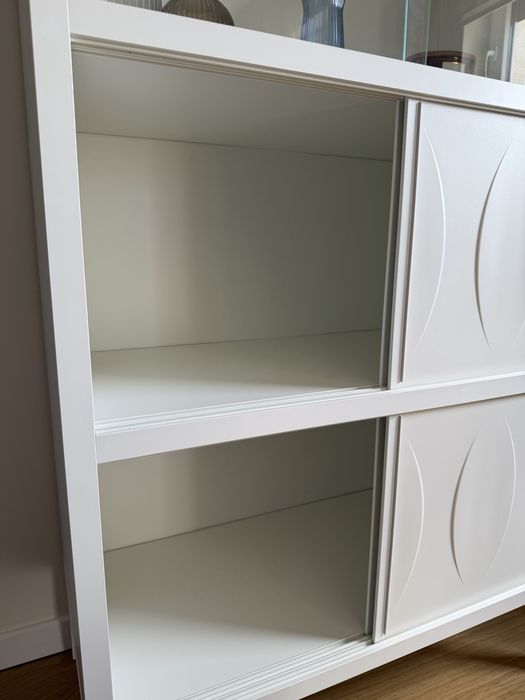 Ikea Kalknas biała witryna, biały kredens z przesuwnymi drzwiami