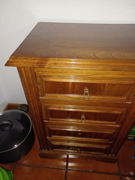 Mesa de cabeceira em madeira de cerejeira