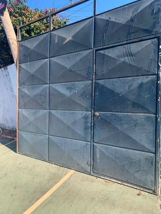 Porta Grande de cor preta..