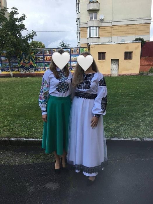 Вишите плаття, чорний сучасний принт.