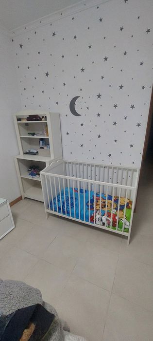 Cama de bebé juntamente com móvel  trocador de bebé