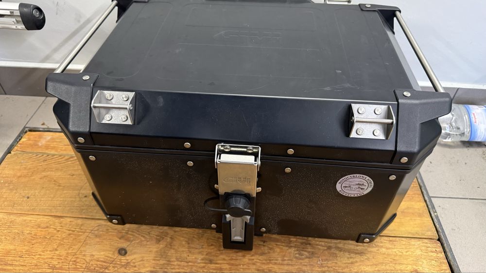 Kufer centtalny aluminiowy GIVI Trekker z oparciem