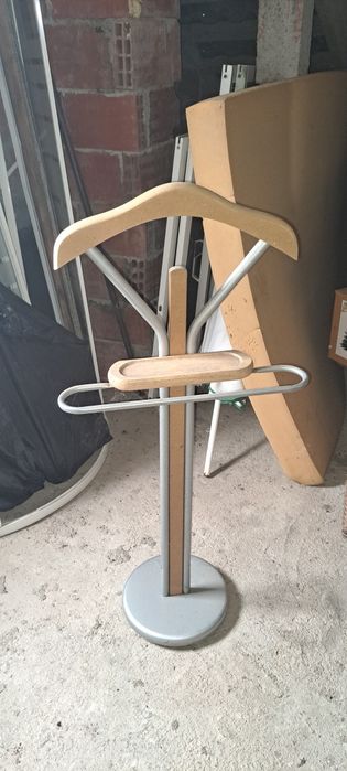 Cabide de pé- madeira e metal