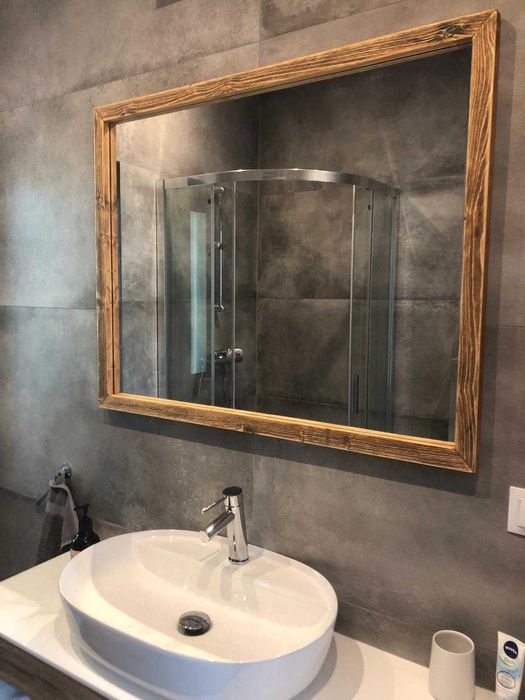 Lustro w ramie z drewna