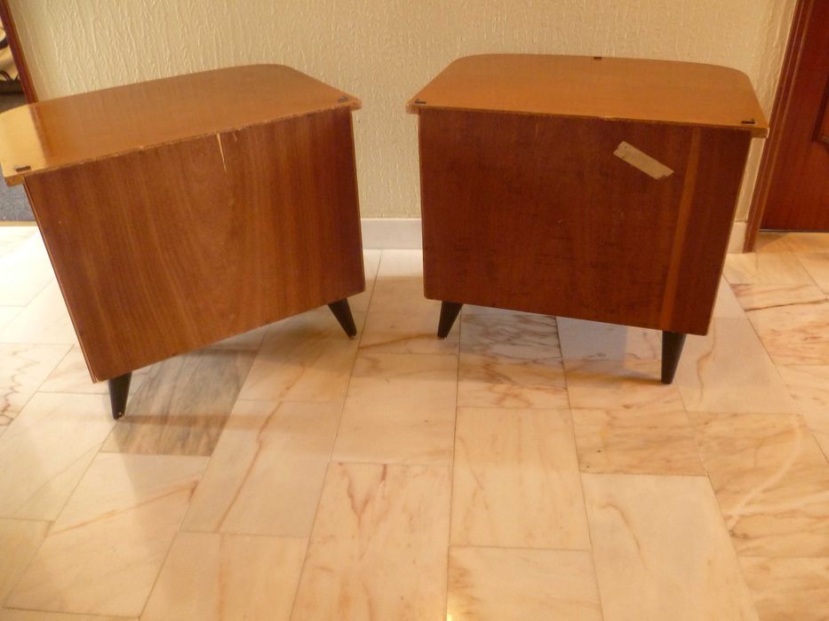 URGENTE  2 mesinhas de cabeceira  da Alemanha VINTAGE dos anos 1960