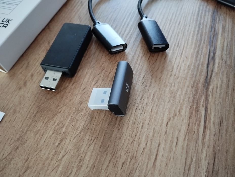 Bezprzewodowy adapter Apple CarPlay