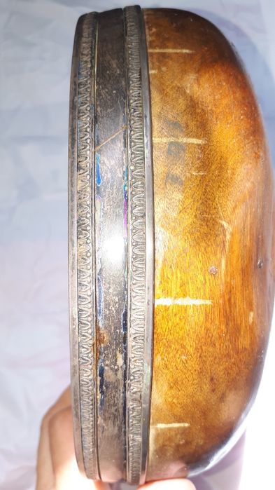 Деревянная фруктовница в серебряной окантовке 84 пробы.

конфетница.