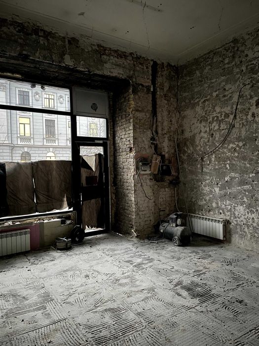 продам Саксаганского 58 нежилое помещение фасад 1-я линия