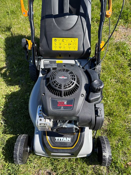 Газонокосарка самохідна TITAN TTLMP300SP40/ двигун Briggs & Stratton 300Е/  41СМ/ 125CC/4-тактний двигун з Англії