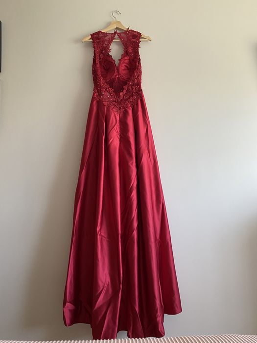 Vestido de gala vermelho cereja