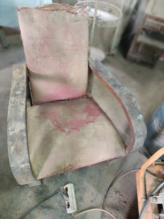 Cadeirão antigo em madeira