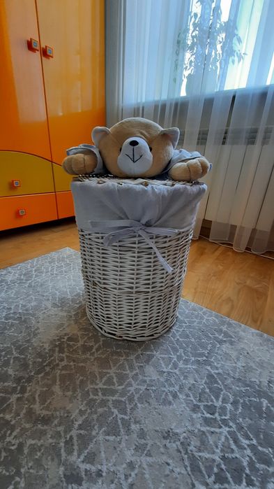 Корзина плетена для іграшок (разом з іграшками для найменших)