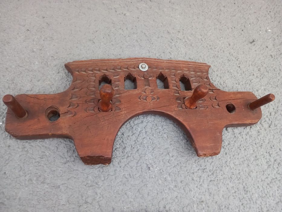 Jugo antigo mais moldura em madeira.