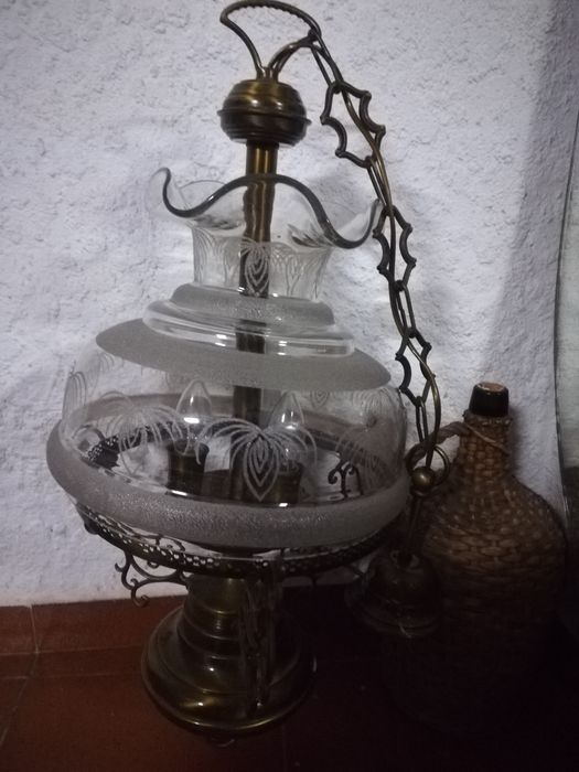 Vendo candeeiros  de parede 70 cm em  madeira e latão .
