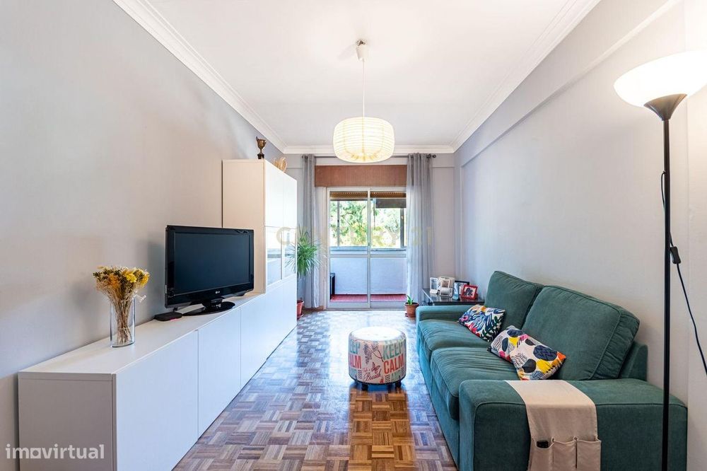 Apartamento T2 com elevador e varandas, em Algueirão-Mem Martins, Sint