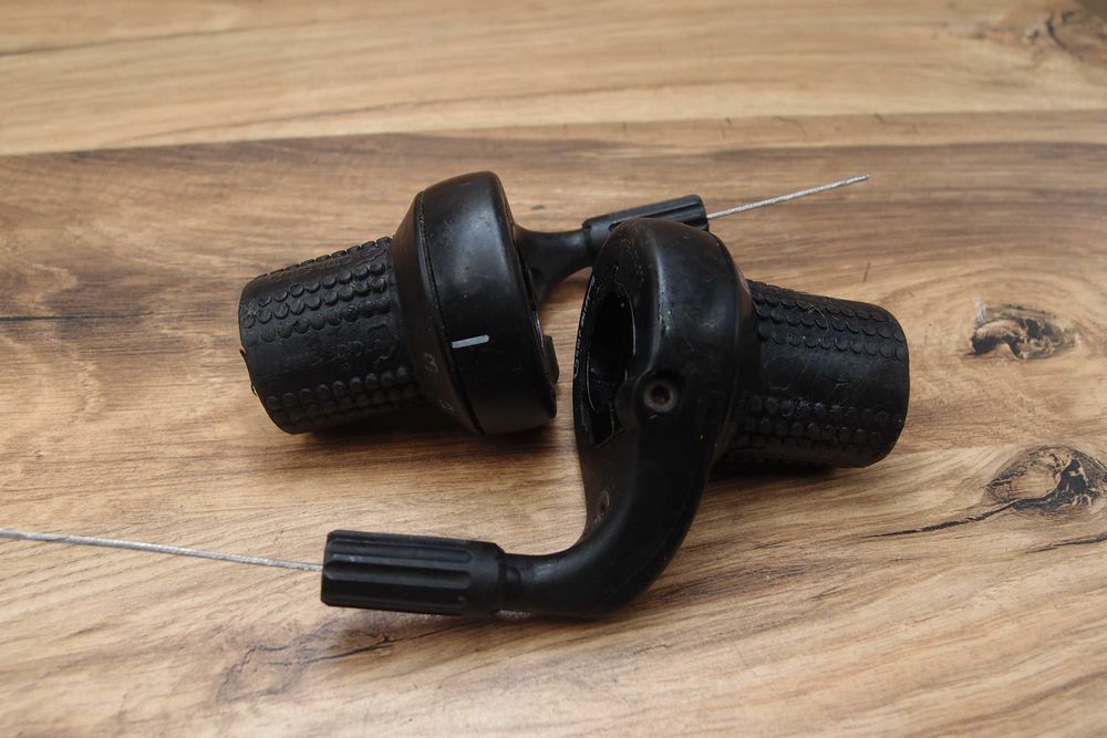 manetki rowerowe grip shifty SRT 600 3 x 8 rz