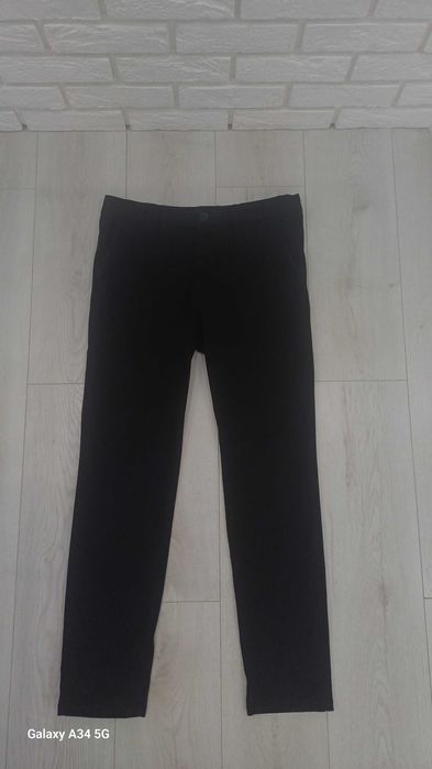 Spodnie młodzieżowe czarne chino Sinsay. Rozmiar 30