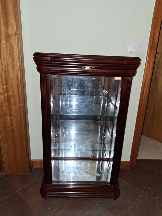 Cristaleira em mogno