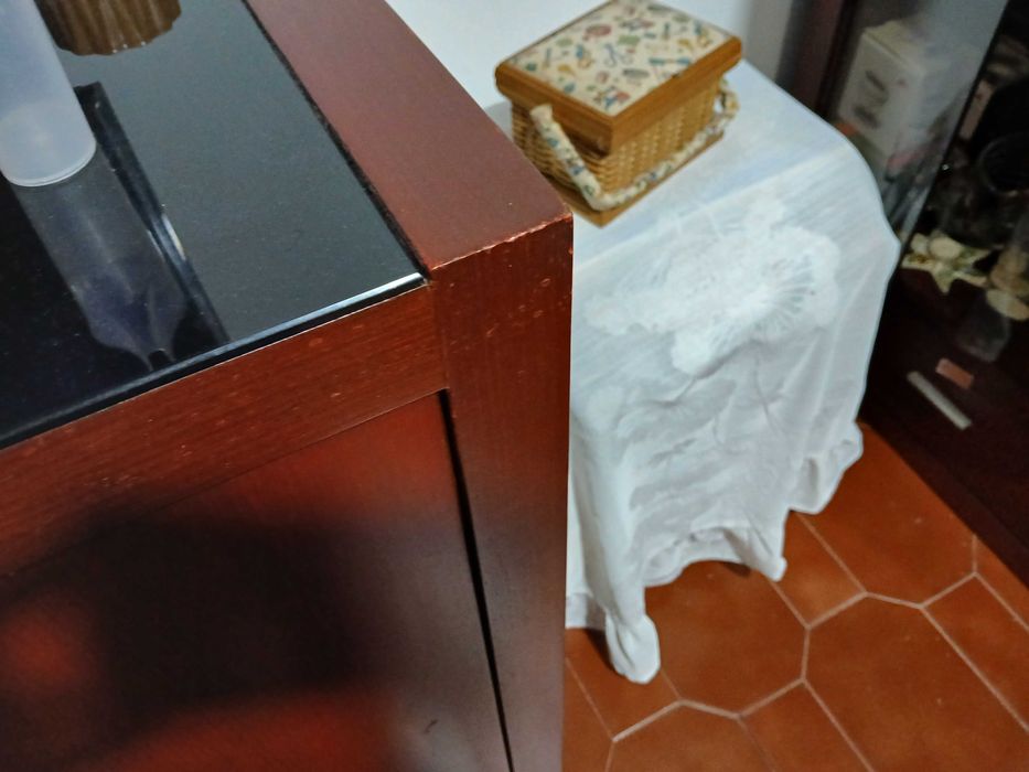 aparador em madeira castanho wengué com tampo em vidro