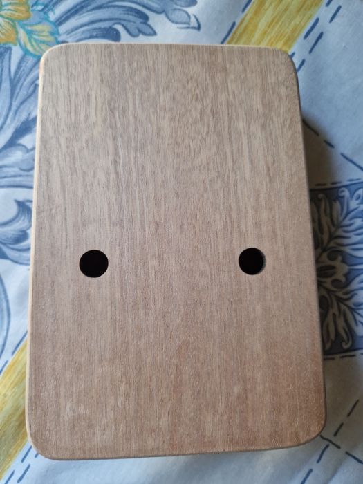 Kalimba.  Instrumento musical em madeira natural. Novo