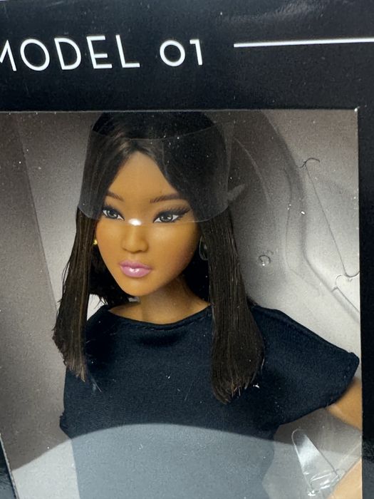 Барбі Колекційна лялька Barbie Basics Model 01, брюнетка