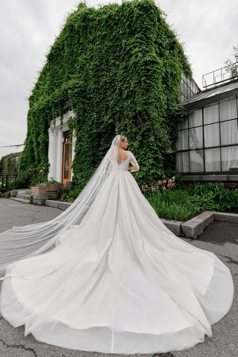 Шикарна весільна сукня