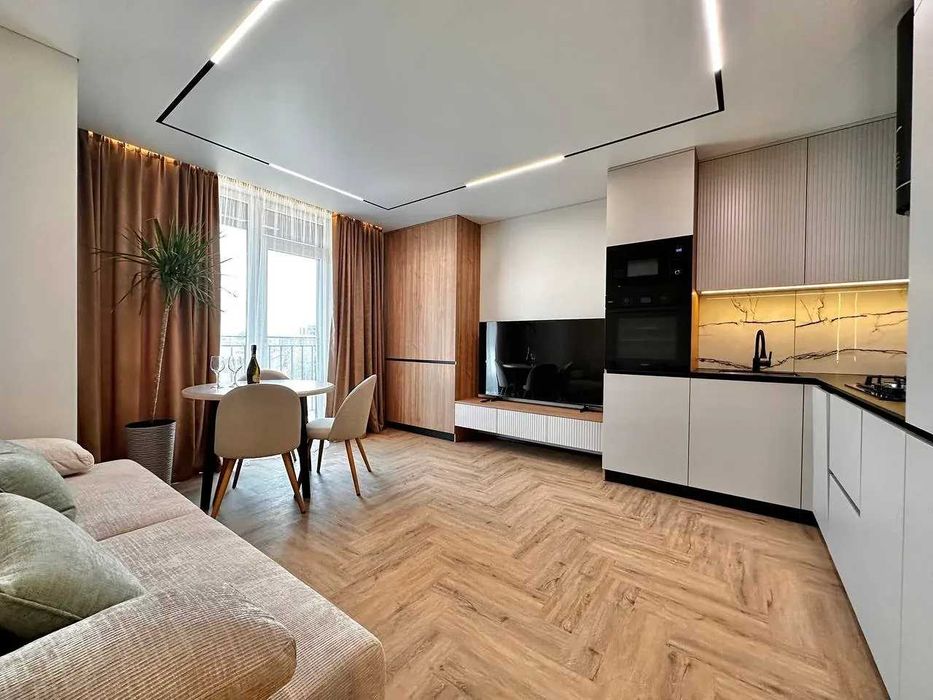 Укомплектова 1 кім. квартира 44.3м2  з дизайнерським ремонтом в ЖК "Family Plaza"