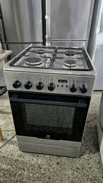 Продам недорого газову плитку Електролюкс газ контроль конвекція робоч