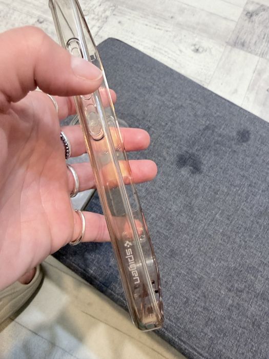 etui Spigen do iPhone 16