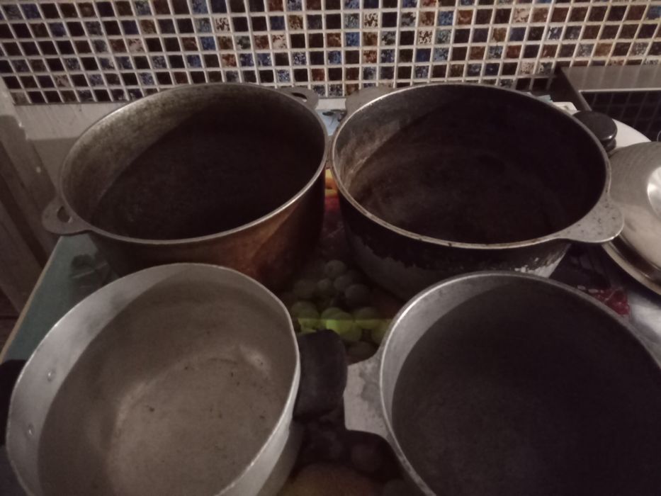 Сковорода большая из нержавейки и другие сковороды,чугун ,крышка.