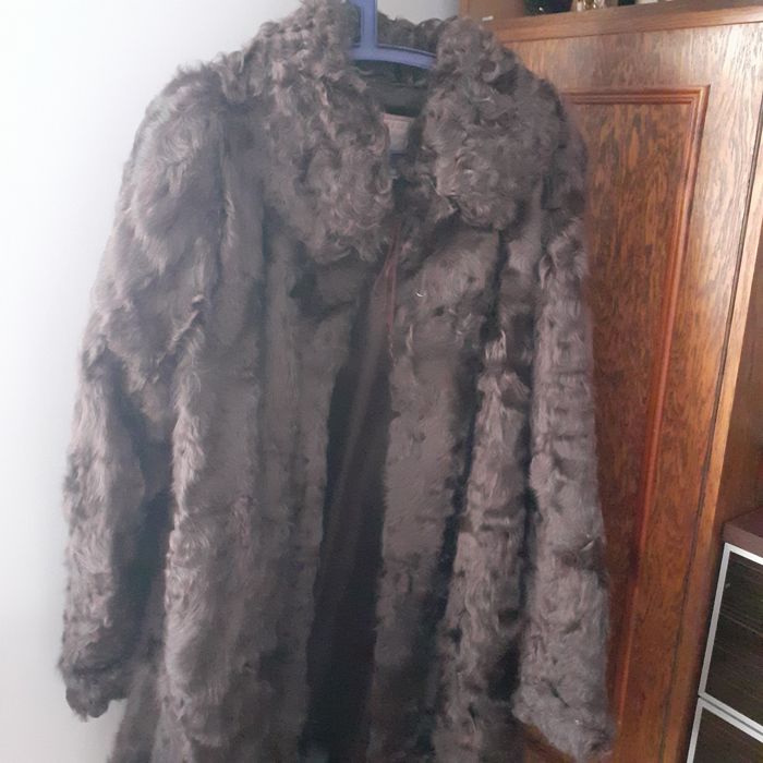 Sprzedam   futro   z    kóz  xl  damskie.  Typowo  damskie .