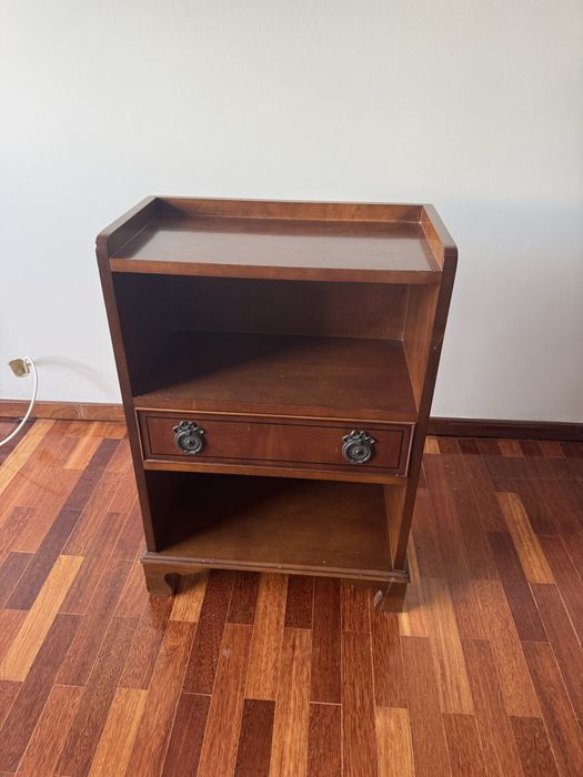 Móvel auxiliar em madeira