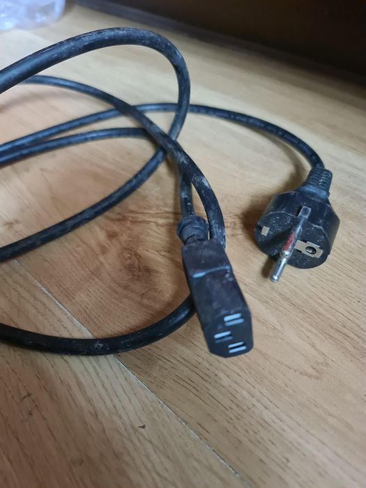Kabel zasilający komputer i  monitor