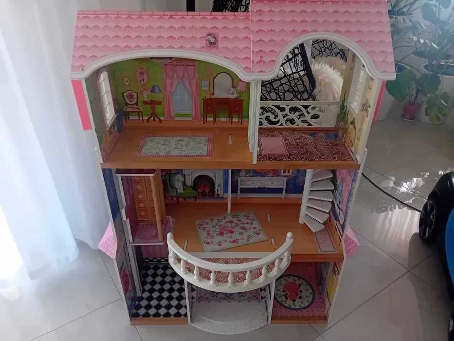 Duży drewniany domek z meblami firmy KidKraft dla lalek Barbie
