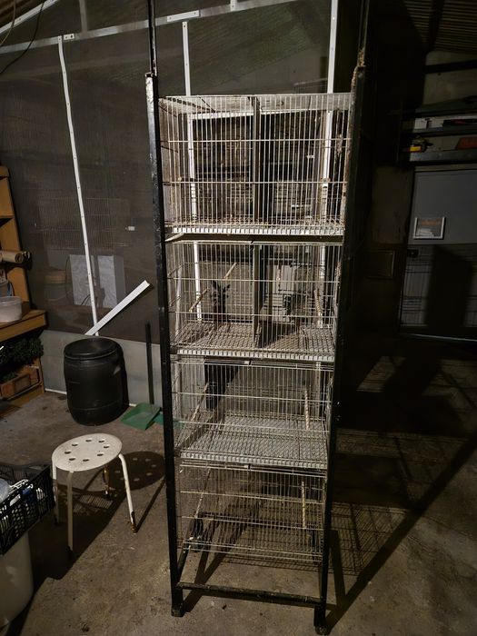 Vendo suporte com rodas para viveiros