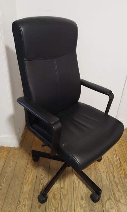 Cadeira giratória IKEA MILLBERGET – Murum preto