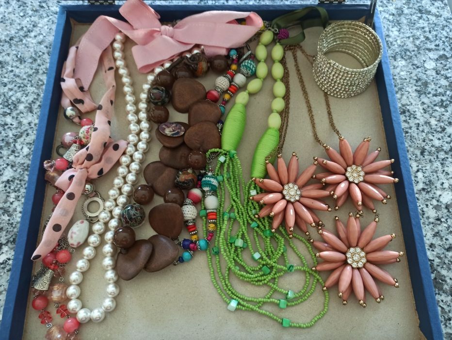 Colares brincos e pulseiras novos