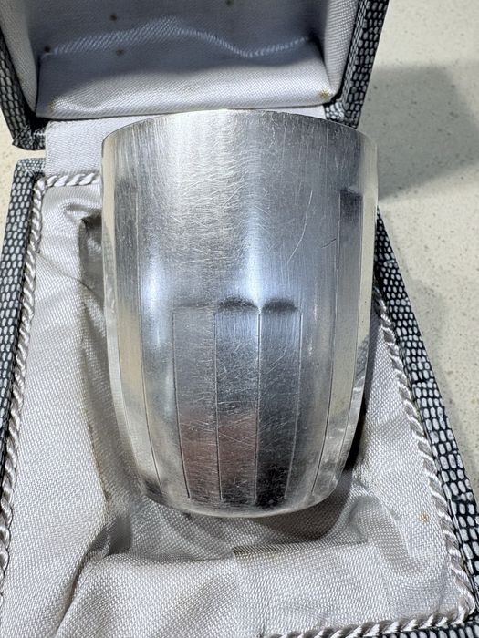 Antigo copo francês Ercuis com banho em prata contrastada