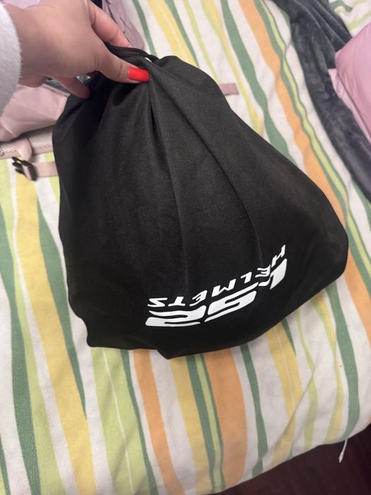 Capacete usado com luvas tamanho P