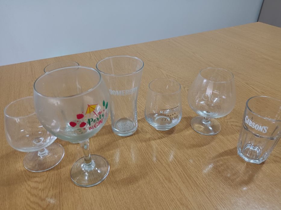 Vários copos  de bebida