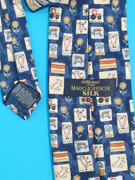 St Michael Marks and Spencer jedwabny krawat farma traktory prosiaki