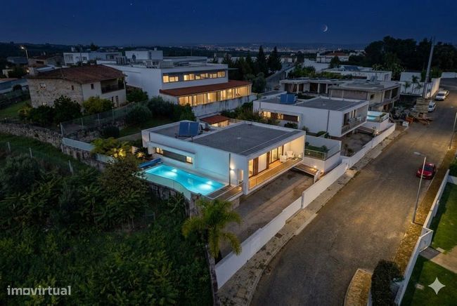 Exclusiva Moradia Individual Moderna e Luxuosa