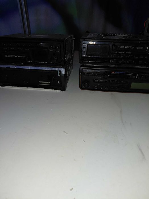 Wyprzedaż garażowa, stare radia niesprawne