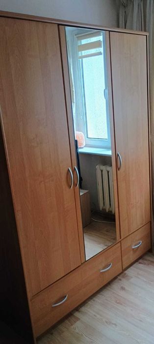 Szafa trzydrzwiowa