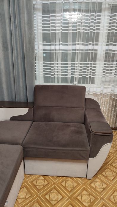 Продам диван темно-коричневого кольору з світлим бєж